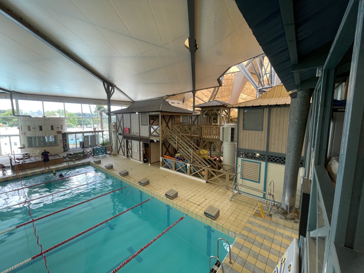 Bassin de natation intérieur du complexe aquatique Les Antilles de Jonzac, lieu d'entraînement du club Haute Saintonge Natation